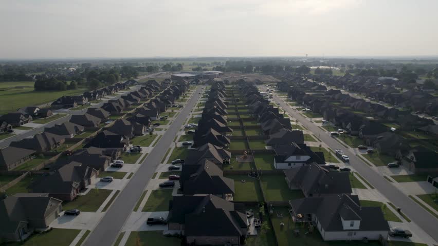 Drone passes sideways over neighborhood in Arkansas