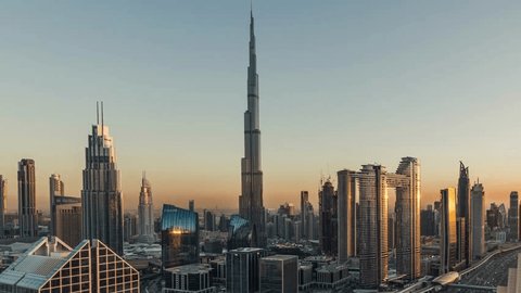 Experience the breathtaking beauty of the iconic Burj Khalifa in stunning 4k resolution, capturing the enchanting essence of this architectural marvel as it comes to life during the night. Vídeo Stock
