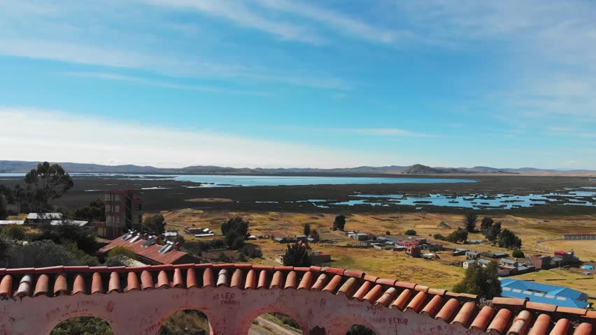 Lake Titicaca is one of the most important natural attractions of Peru and Bolivia. It is in fact the highest navigable lake in the world.