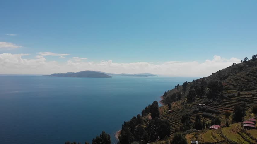 Lake Titicaca is one of the most important natural attractions of Peru and Bolivia. It is in fact the highest navigable lake in the world.
