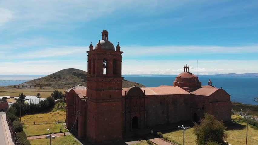 Lake Titicaca is one of the most important natural attractions of Peru and Bolivia. It is in fact the highest navigable lake in the world.