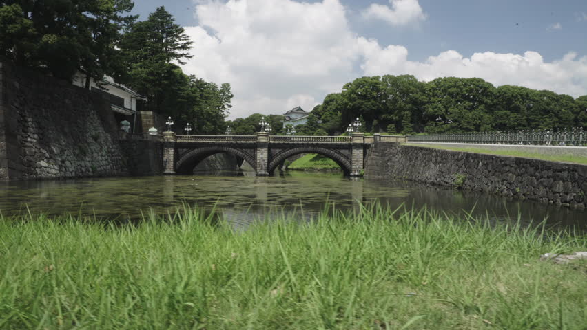 Reveal Seimon Ishibashi bridge outside the Japanese Imperial palace