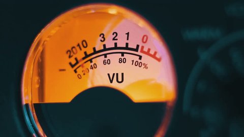 Analog dial indicator of audio signal level. Vintage arrow moves in sync with sound level. Round classic volume indicator with yellow backlight, VU meters. Close-up of old gauge measuring dB decibels – Video có sẵn