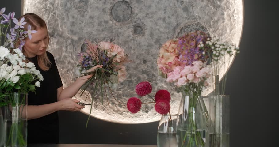 The florist cuts the flowers for the composition | Shutterstock HD Video #1111072125