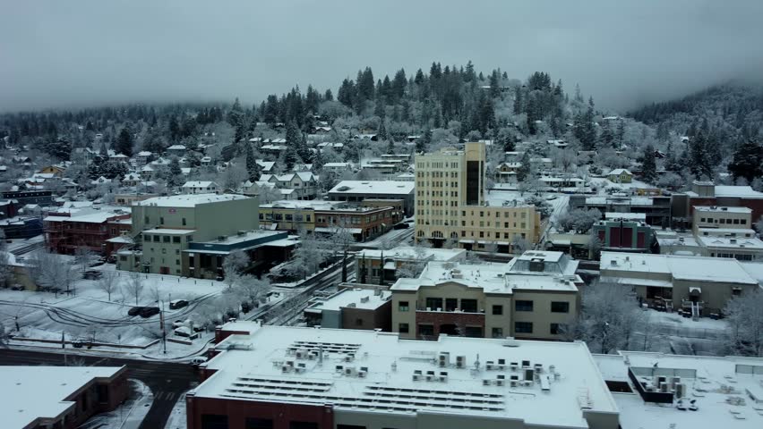Ashland, Oregon, USA, Winter 2023. Downtown. On a snow day we are moving from East to West along main street. Seen is Ashland Springs Hotel and the Oregon Shakespeare Festival