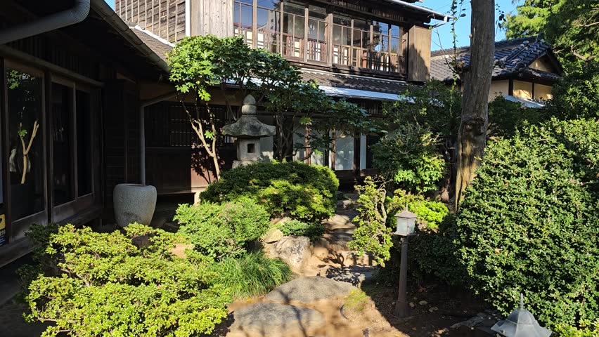 Hirotsu House: Japanese-style house of Sinheung-dong in Gunsan city, South Korea - tilt up reveal