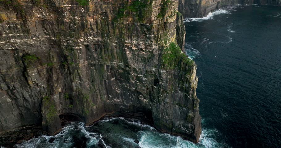 Powerful rocks of the Moher cliffs 4k