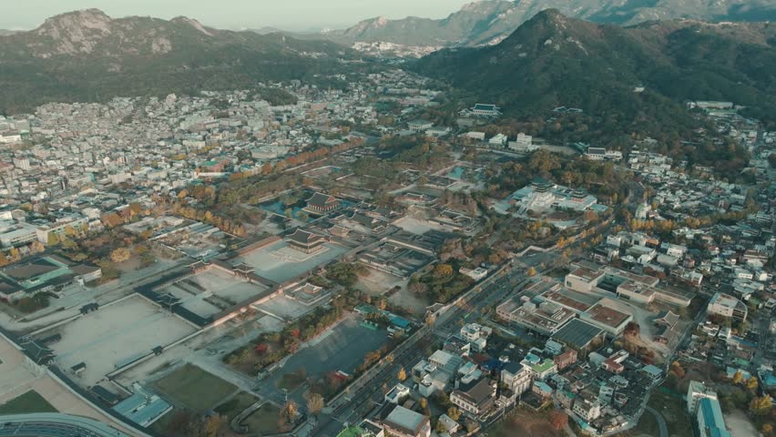 [Korea drone footage] Seoul, City, Jongro, Gyeongbokgung Palace, Autumn, Sunrise, 60fps