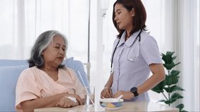 Elderly Asian patient admitted to hospital During the treatment period Nurses would care for her and feed patients who were unable to care for themselves. A nurse takes care of patients in a clinic.