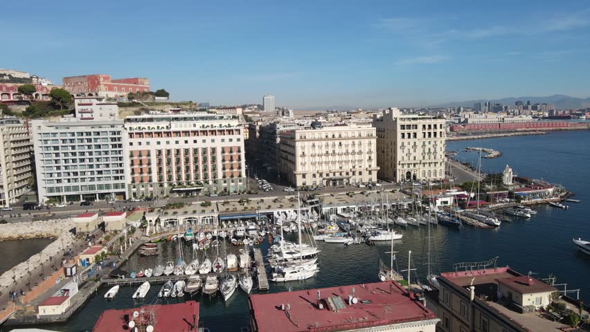 Naples seafront is a route of approximately 3 km that runs along the sea.Capable of fascinating tourists but also the inhabitants themselves who flock to the splendid atmosphere throughout the year