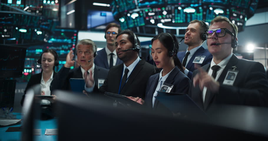 Diverse Stock Exchange Professionals Communicating in an Open Outcry Method on a Trading Floor. Men and Female Shouting and Using Hand Signals to Transfer Information About Buy and Sell Orders Royalty-Free Stock Footage #1111884399