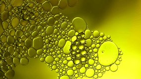 Air bubbles floating on the surface  the water with a yellow background, Videos HD