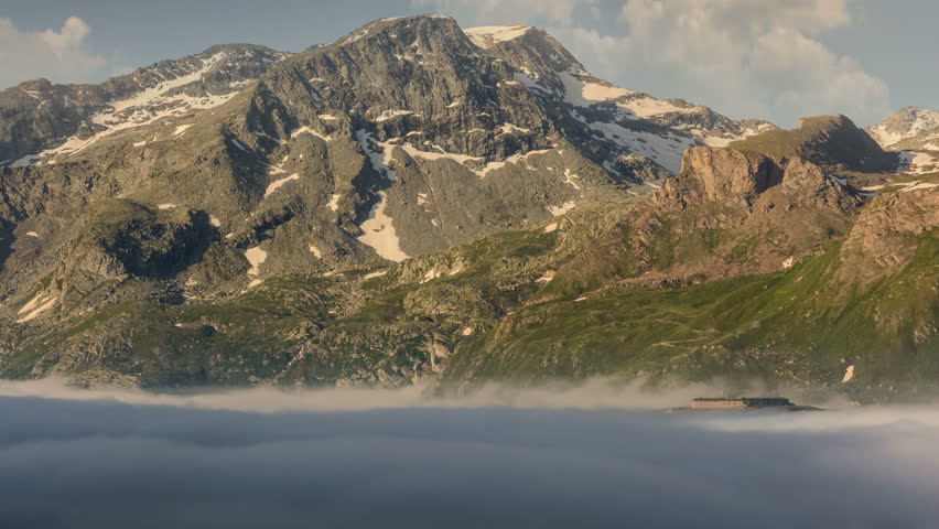 Lac du Mont Cenis covered in fog Ancien Fort de Variselle morning summer time lapse 4K
