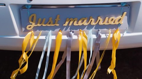 The inscription just married on the license plate Stock-video