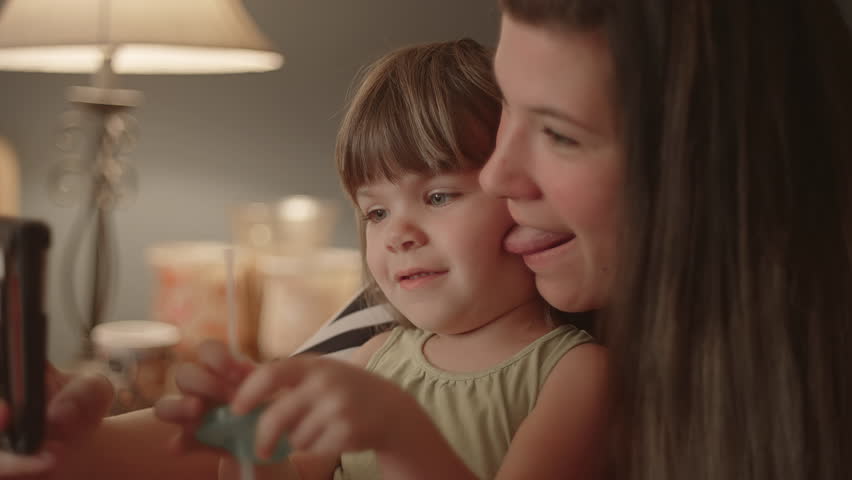 Mother Licks Her Daughters Cheek Picture Vidéo De Stock 100 Libre