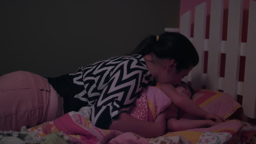 mother kissing her daughter goodnight: стоковое видео (без лицензионных пла...