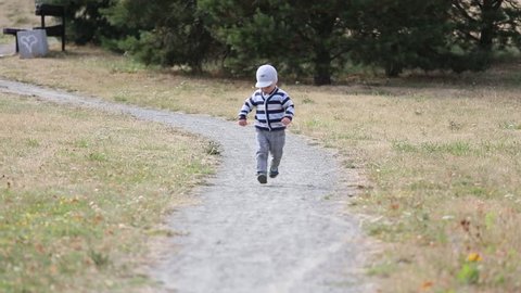 the first steps of the boy in the park
