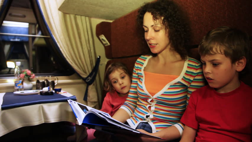 Мама с ребенком в электричке. Женщина с детьми в поезде. Поезда для детей. Семья в купе поезда. С мамой в поезде читать.