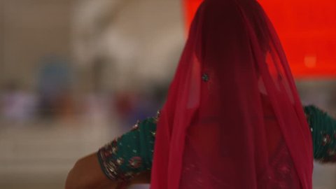 woman performing an Indian dance for Holi Stockvideo