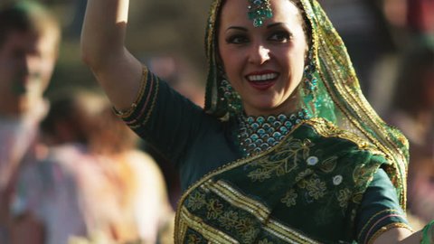 woman doing an Indian dance for Holi स्टॉक वीडियो