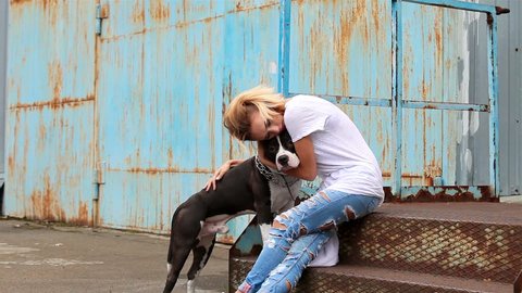 modern punk fashion girl playing on the street with dog. Modern Youth Lifestyle Concept ஸ்டாக் வீடியோ