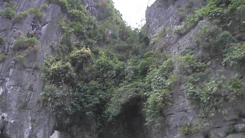 Tilt WS of mountain islands in H? Long Bay, North Vietnam
