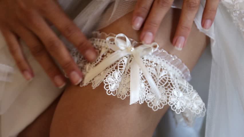 what is the thing brides wear on their leg