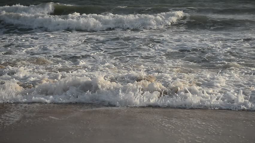 ocean waves landing on sandy beach: Stockvideók (100%-ban jogdíjmentes) 119...