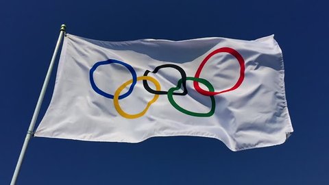 RIO DE JANEIRO, BRAZIL - FEBRUARY 12, 2015: Olympic flag flutters in slow motion wind against bright blue sky.: redactionele stockvideo