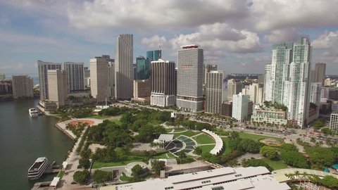 MIAMI - SEPTEMBER 3: Aerial skyline video of the flying drone up to the Downtown Miami, Florida on September 3, 2015. 4K Ultra HD video, DJI Phantom 3 pro. Biscayne Boulevard and Bayfront Park area. संपादकीय स्टॉक व्हिडिओ