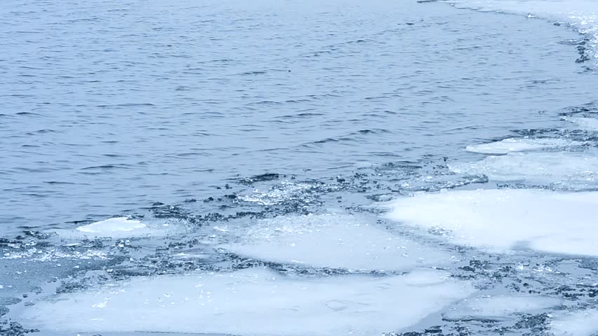 Вода грет. Лёд плавает на поверхности воды.