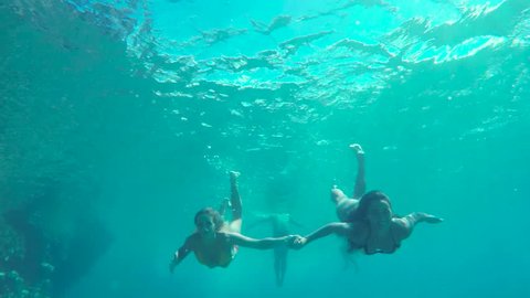Beautiful Girls Bikinis Swimming Underwater Holding 库存影片视频（100% 免版税
