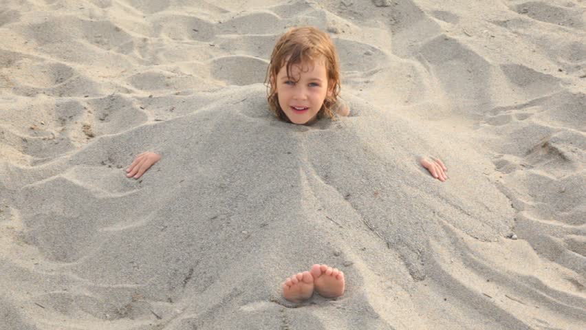 Hidden in the sand. Волосатый песка девочек. Подкинутый вверх песок. Buried on the Sand on the Beach.