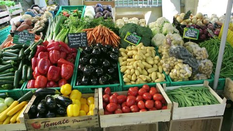 AIX-EN-PROVENCE, FRANCE - CIRCA 2015: Various vegetables and flowers freshly-picked on sale at farmer's market in the iconic Place Richelme, Aix-en-Provence, Provence, France
 報導類庫存影片