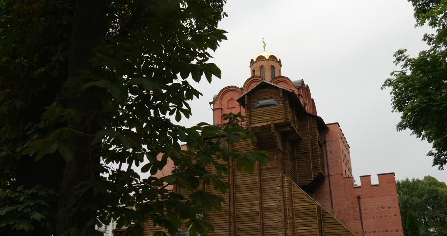 Made partly of wood and partly of stone in 1982 to the 1500-year anniversary of Kyiv, this gate is a reconstruction of the gate built in 11th century on the command of Yaroslav the Wise as the