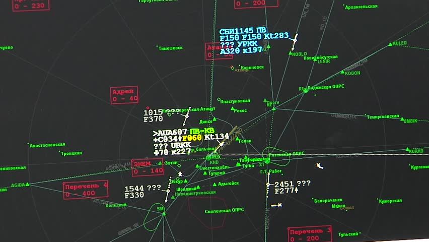 Авиадиспетчер на несколько минут сосредотачивает внимание на изображении движущейся точки на экране