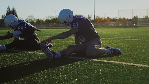 Football players stretching before a game 库存视频