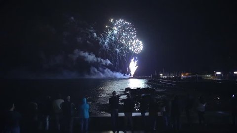 Cinemagraph Loop - People watching beach fireworks - motion photo स्टॉक व्हिडिओ
