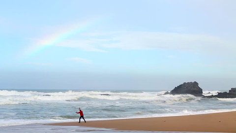 Cinemagraph Loop -Man fishing on beach with large waves - motion photo : vidéo de stock
