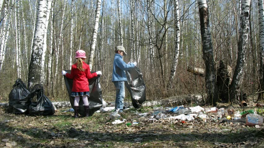 Картинки дети убирают мусор на природе