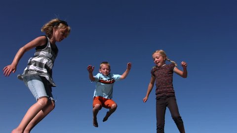 Cinemagraph - Kids jumping on trampoline. Motion Photo. Vídeo Stock