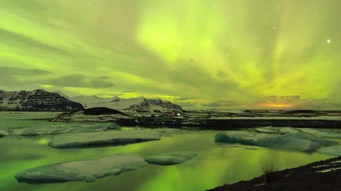 Cinemagraph - Timelapse of the Northern lights (Aurora borealis) over the Jokulsarlon glacier lagoon (glacial lake) on the edge of Vatnajokull National Park in Iceland. : vidéo de stock