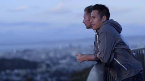Gay Couple Enjoy View Of San Francisco City Skyline, From Scenic Overlook, At Sunset Video Stok