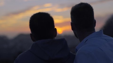 Gay Couple On Romantic Date, Watch Sunset And Kiss, In San Francisco स्टॉक व्हिडिओ