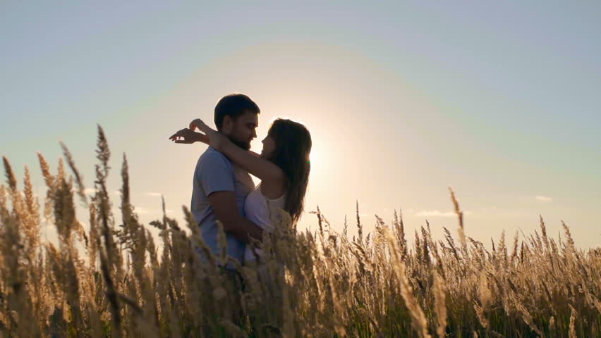 Lovely Couple Kissing In Meadow Stok Videosu 100 Telifsiz 12713225 Shutterstock