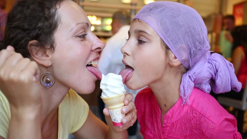 Video Stok Happy Mother Daughter Lick Sweet Ice (100% Tanpa 