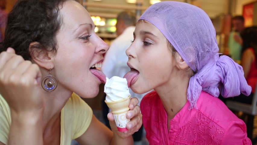 Video Stok happy mother daughter lick sweet ice (100% Tanpa Royalti) 127413...