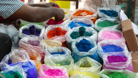 4k footage of Bowls of earthen oil lamps vibrant colored dyes and Rangoli mixed with colors for sale on road side shops in Mumbai, India for Diwali Festival. Adlı Stok Video