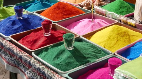 4k footage of Bowls of earthen oil lamps vibrant colored dyes and Rangoli mixed with colors for sale on road side shops in Mumbai, India for Diwali Festival. 库存视频