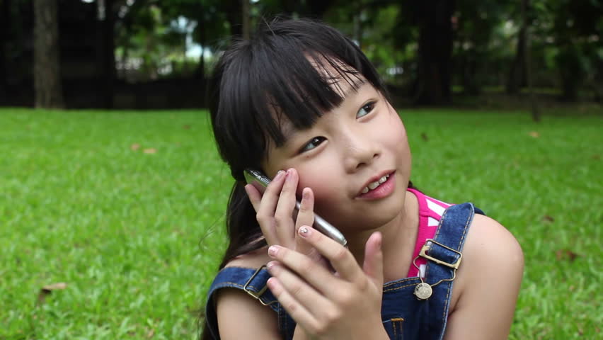 little girl talking on smart phone Stok Videosu (%100 Telifsiz) 12775973 Sh...